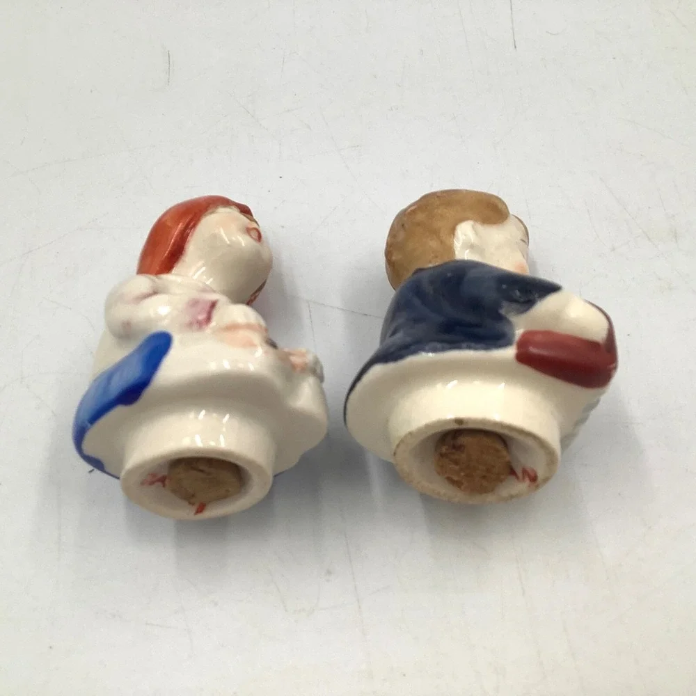Vtg Musician Boy Girl Salt and Pepper Shaker Porcelain Singing Accordion Gift‎
